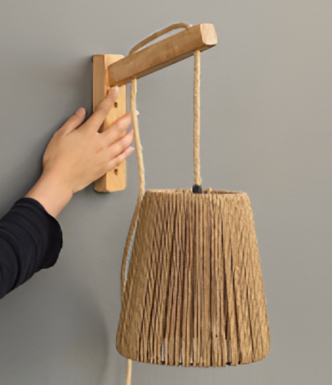 APLIQUE CON MÉNSULA DE MADERA